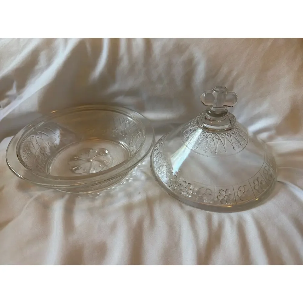 Vintage Clear Pressed Glass Covered Candy Dish Bonbon Bowl Clover Finial Lid